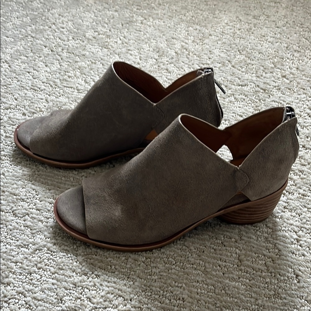 Sofft Women's Taupe Suede Ankle Booties